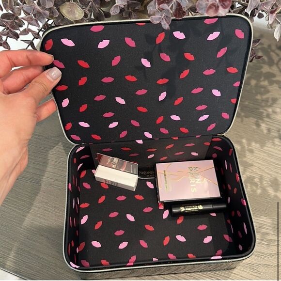💫Flash Sale, FINAL PRICE💫YSL Beauty Cosmetics Case and goodies - Picture 4 of 10